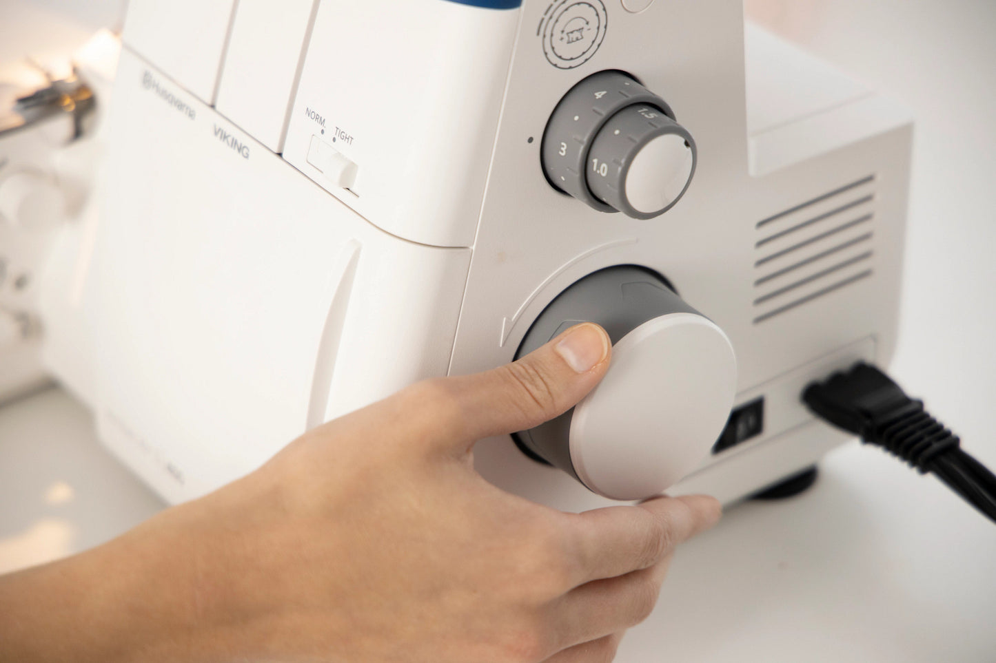 HUSQVARNA VIKING AMBER Air S | 400 Overlock Machine