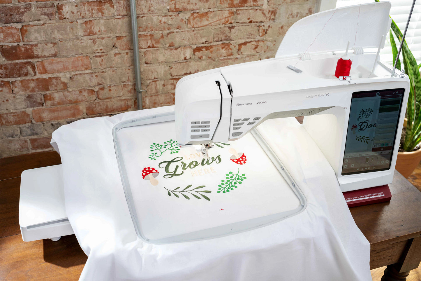 HUSQVARNA VIKING DESIGNER RUBY 90 Sewing & Embroidery Machine