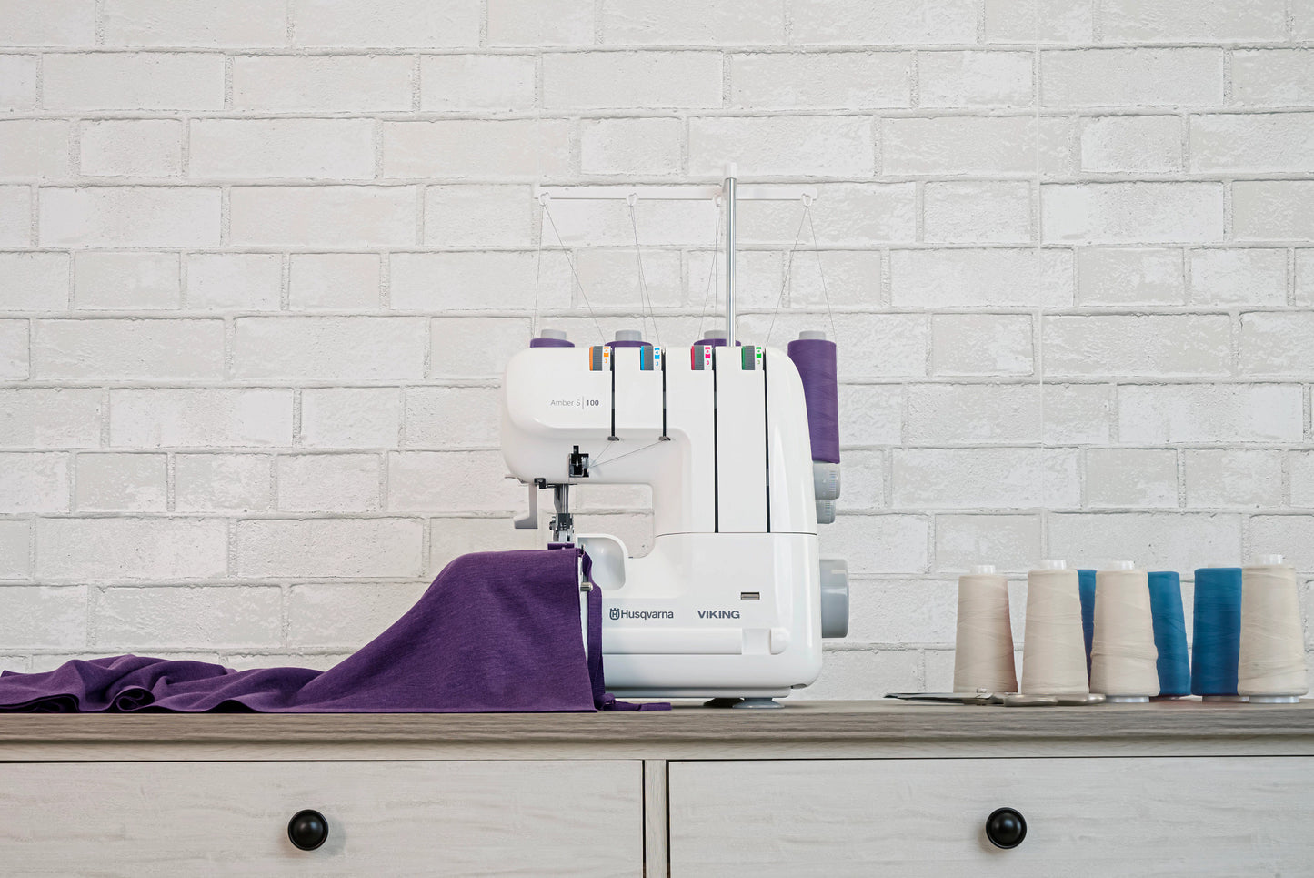 HUSQVARNA VIKING AMBER S|100 Overlock Machine