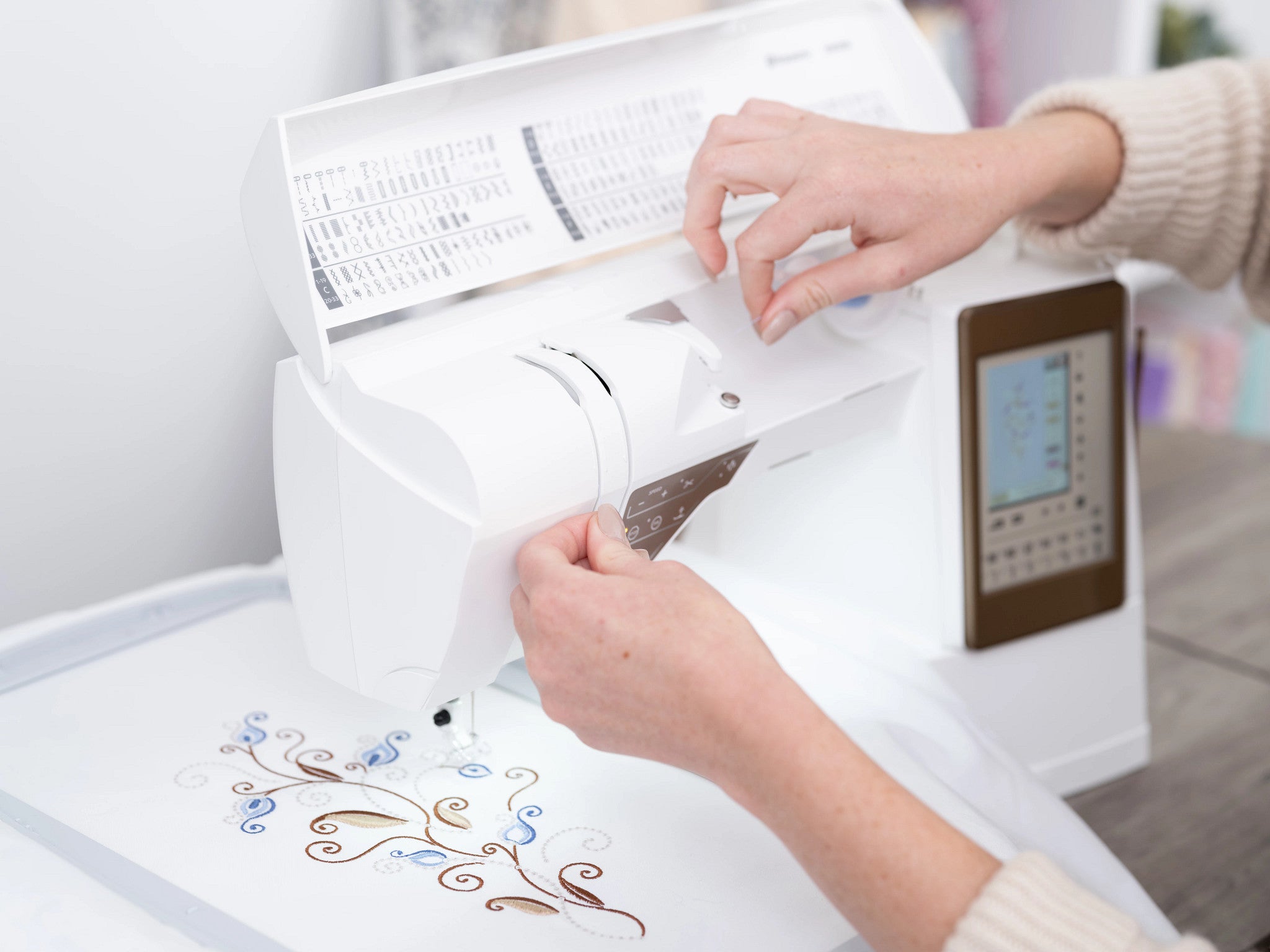 HUSQVARNA VIKING DESIGNER TOPAZ 50 Sewing & Embroidery Machine