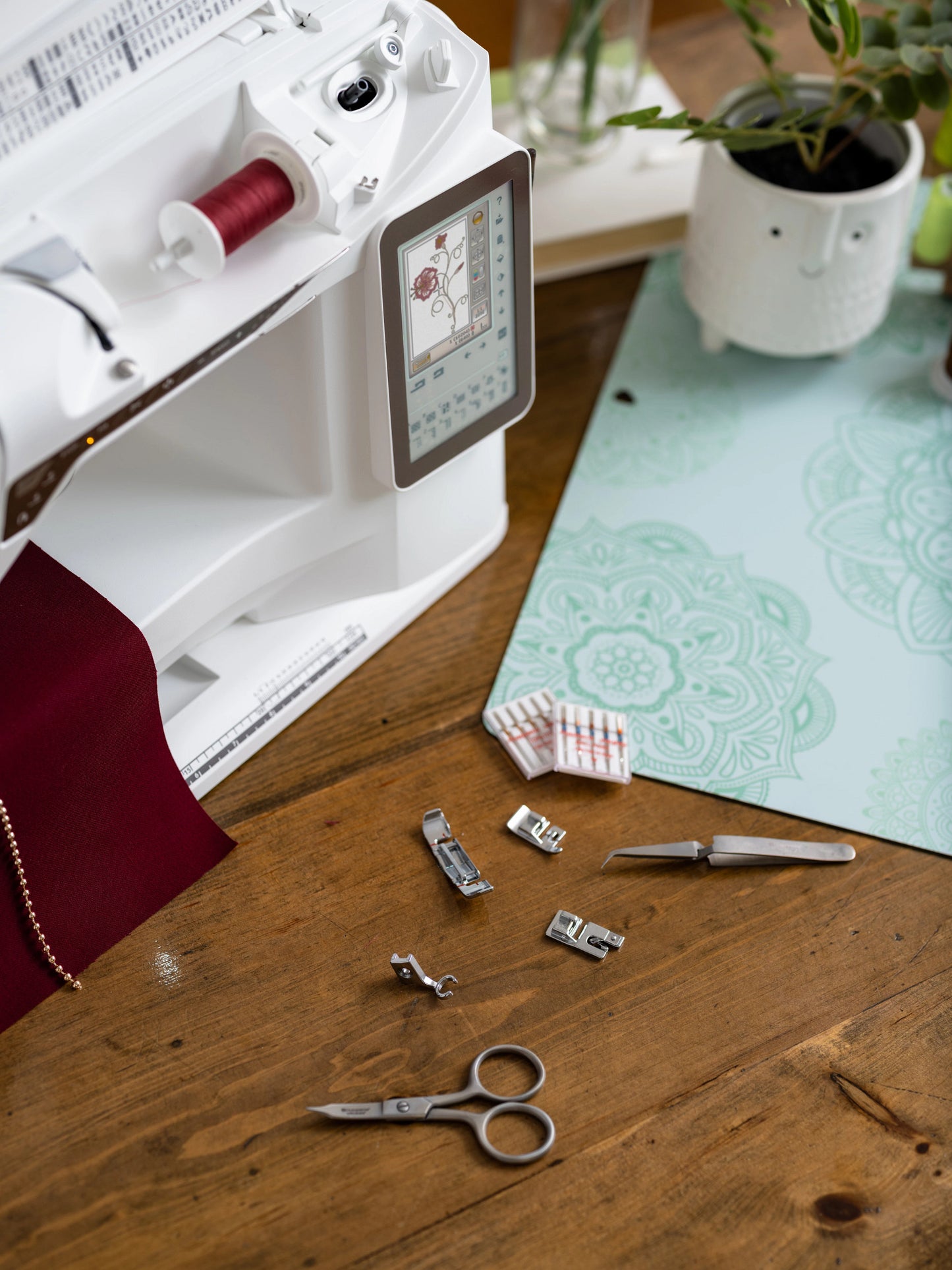 HUSQVARNA VIKING DESIGNER TOPAZ 40 Sewing & Embroidery Machine