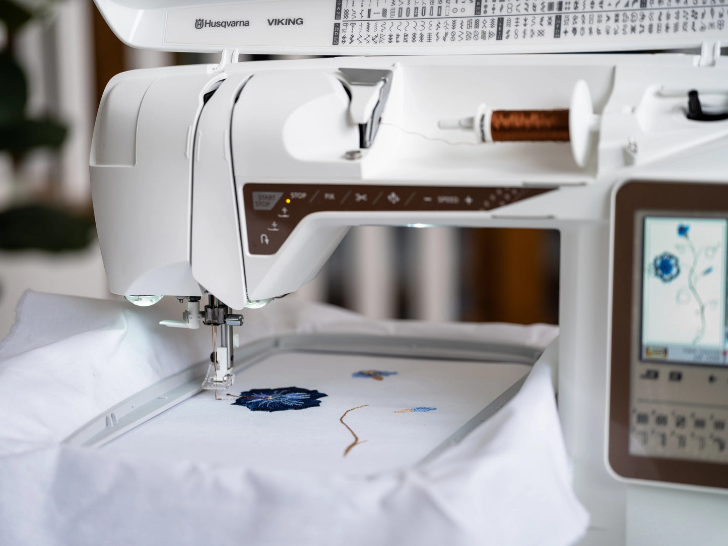 HUSQVARNA VIKING DESIGNER TOPAZ 40 Sewing & Embroidery Machine