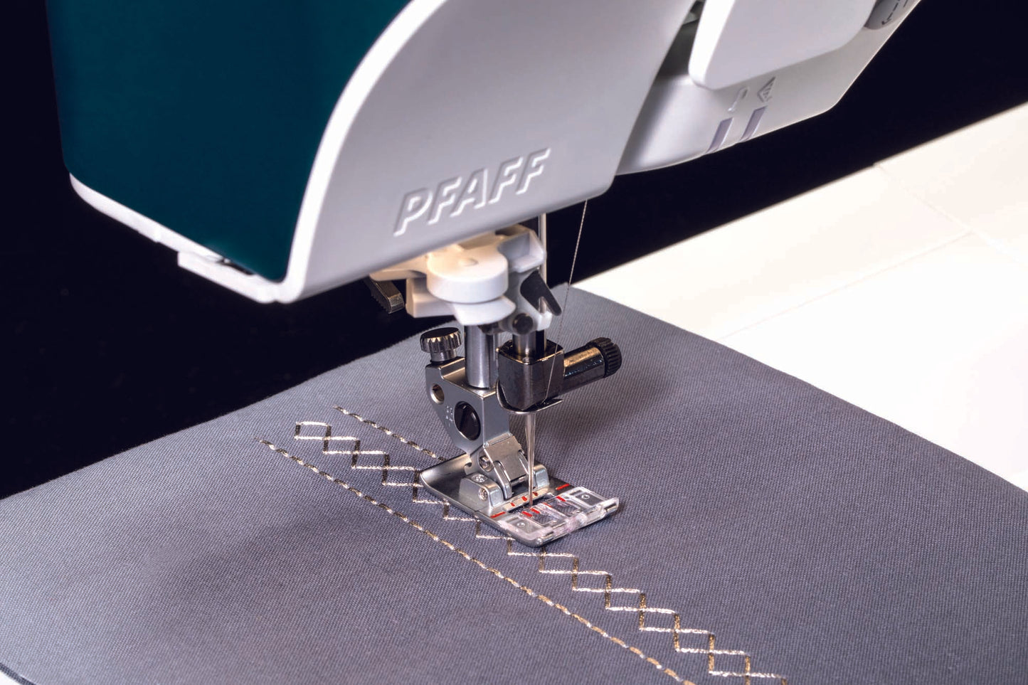 PFAFF performance icon Sewing Machine